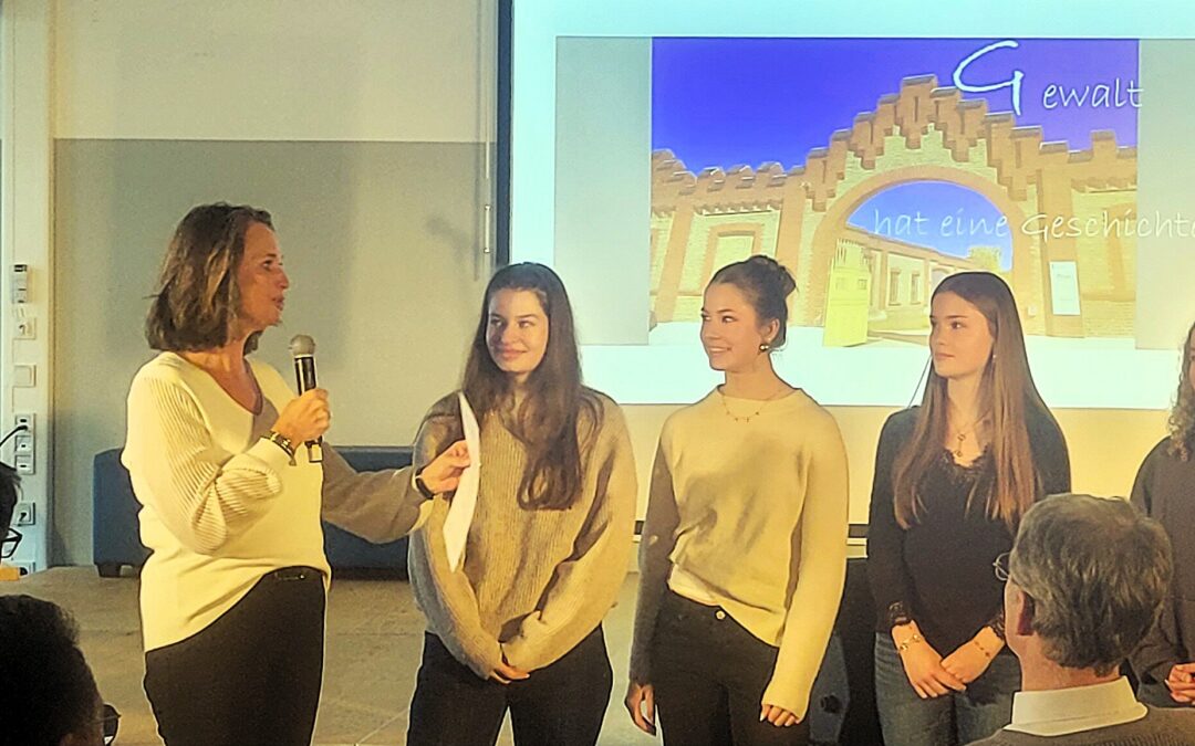 Gewalt hat eine Geschichte – sechs Schülerinnen der 10e präsentieren einen Beitrag zum Thema Hass im Netz am Beispiel Dunja Hayali